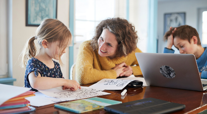 moeder kinderen helpen huiswerk