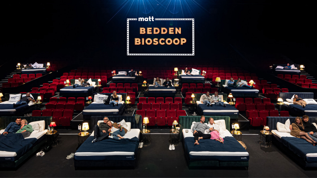 Dit Wil Je: Bij Deze Bioscoop Kun Je Films Kijken Vanuit Een Bed