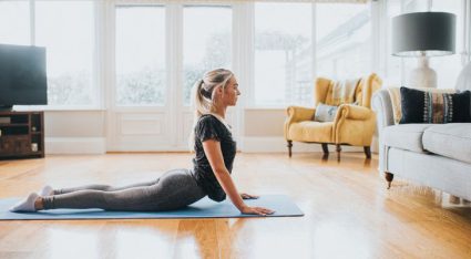 Yoga tegen een opgeblazen gevoel