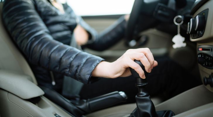 Om déze reden kun je je hand beter niet laten rusten op de versnellingspook tijdens het rijden