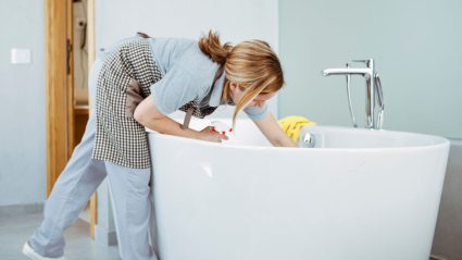 Zo maak (en houd) je kitranden in de badkamer schoon