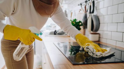 Ingebrande vlekken op je kookplaat? Zo maak je 'm schoon