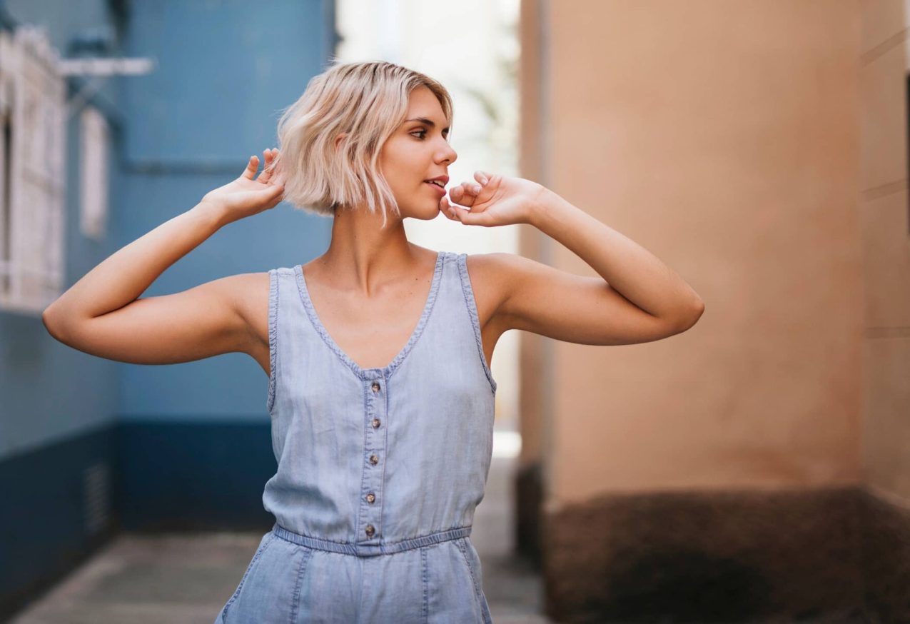 Hippe Jumpsuits Zomer: vrouw met jeans jumpsuit aan