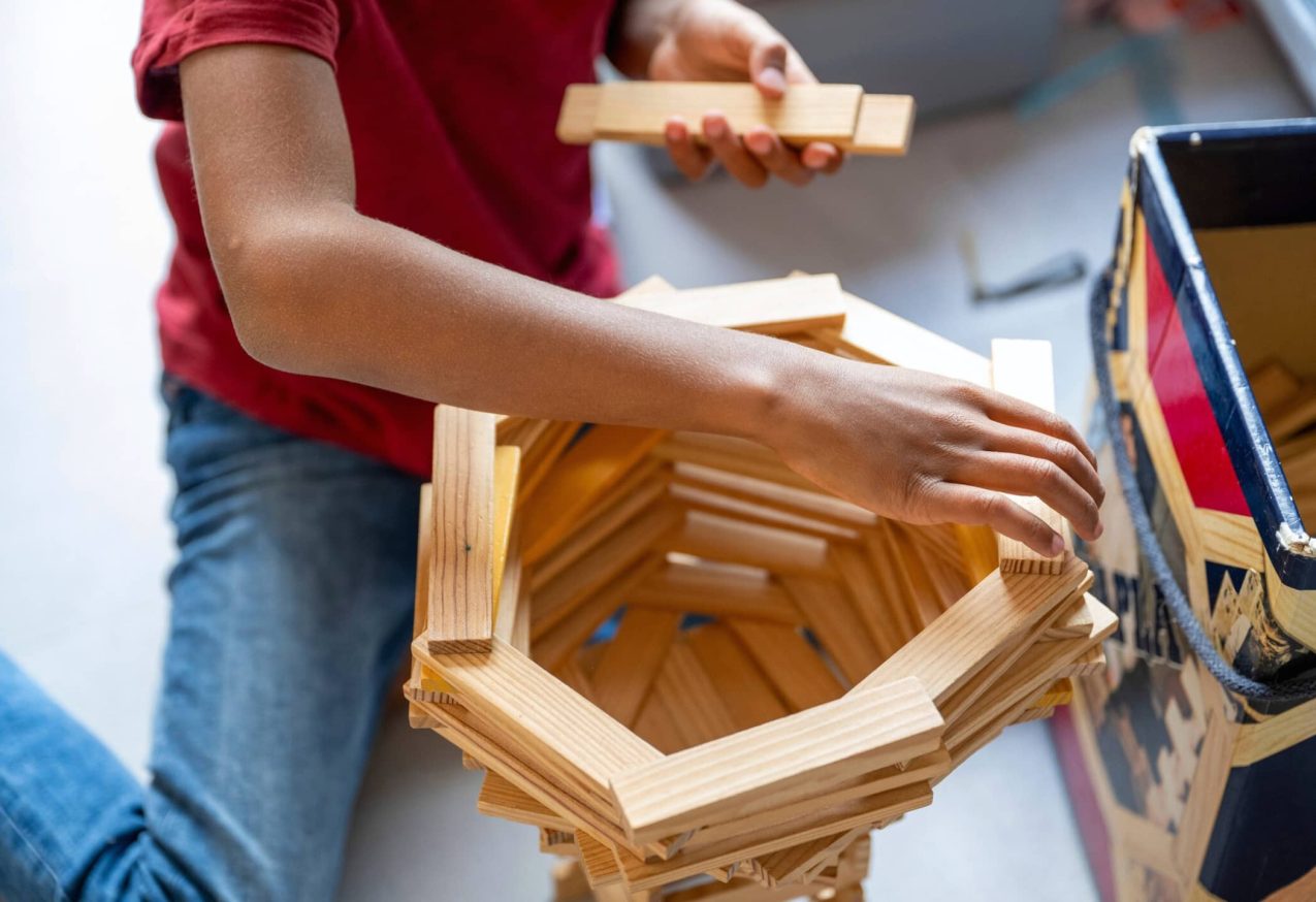 Speelgoed Voor Hoogbegaafde Kinderen: kind speelt met kapla