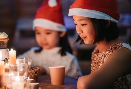 Kerstdiner Op School: kindjes aan de kersttafel