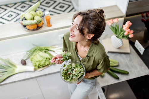 zoutarm dieet: vrouw eet salade