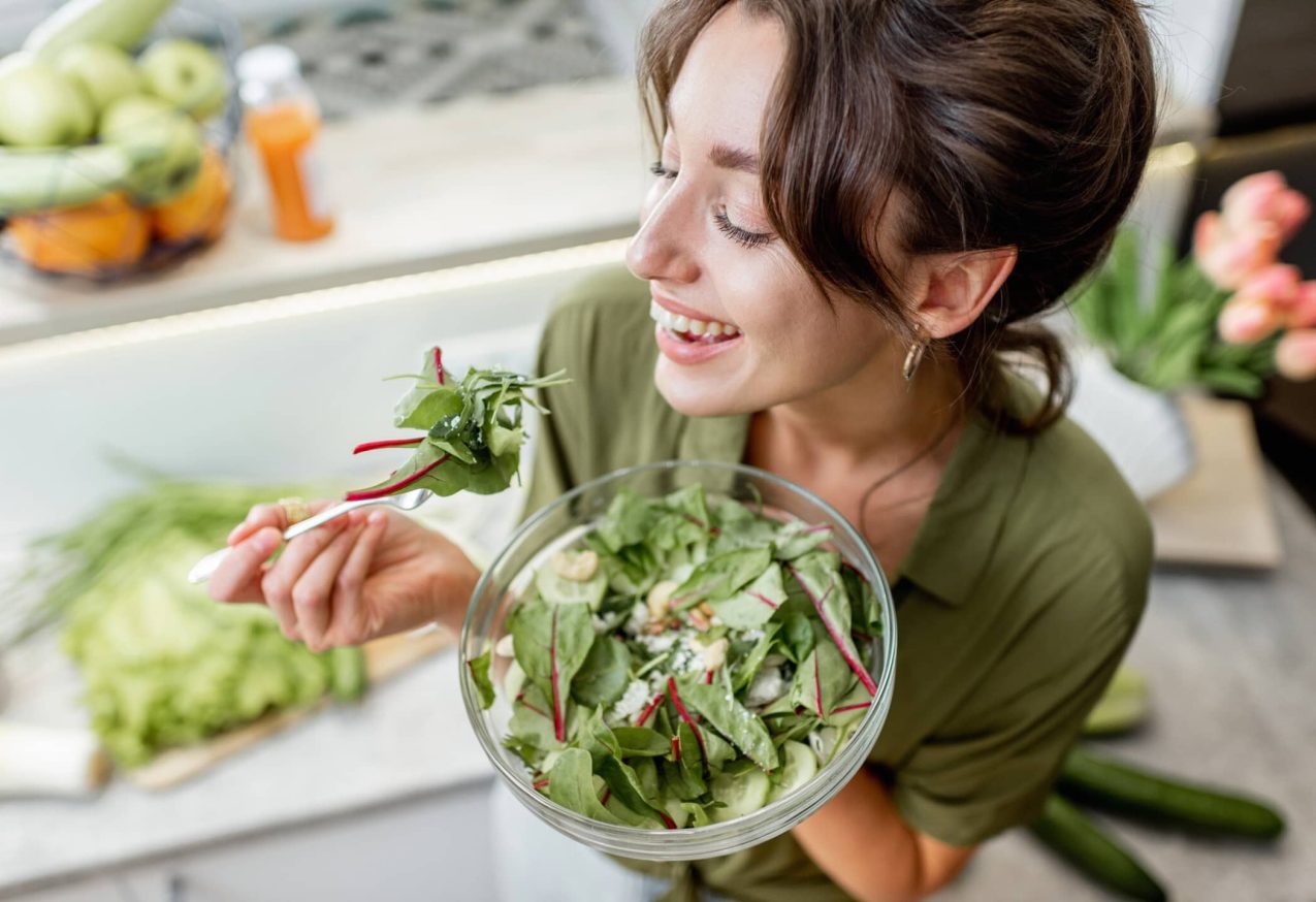 Zoutarm Dieet Vrouw Eet Salade In Haar Keuken