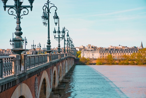 De stad Bordeaux met Le Pont De Pierre over de rivier de Garonne.