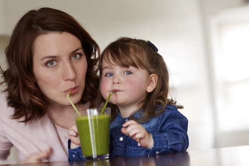 Kieskeurige peuters: peuter drinkt smoothie met haar moeder