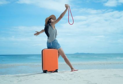 Last Minute Vakanties: vrouw maakt een selfie op het strand