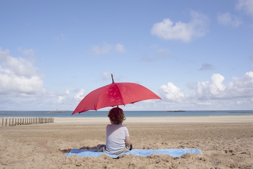 Met je peuter naar het strand: peuter onder parasol