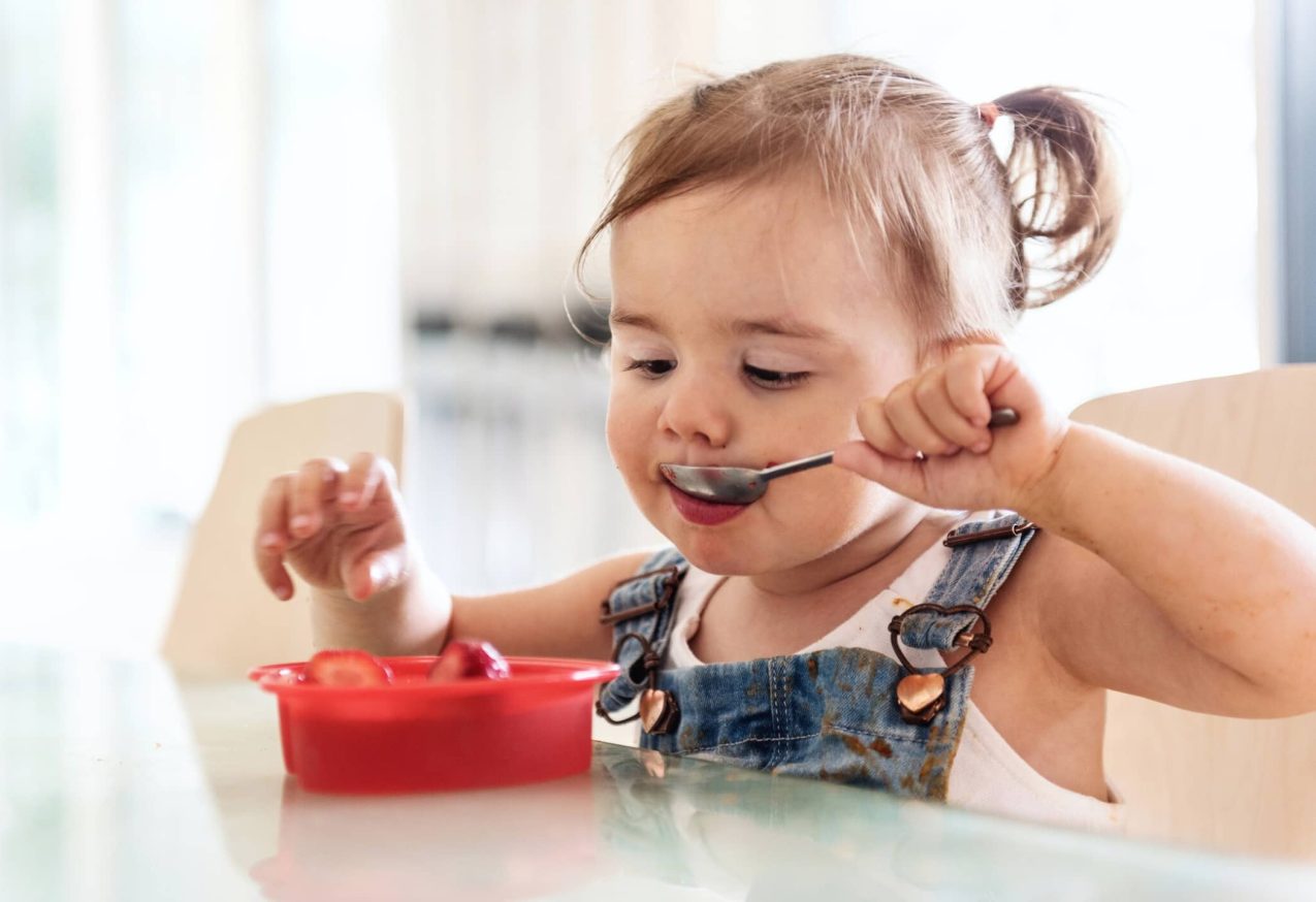 Recepten Voor Kieskeurige Peuters: peuter eet aardbeien