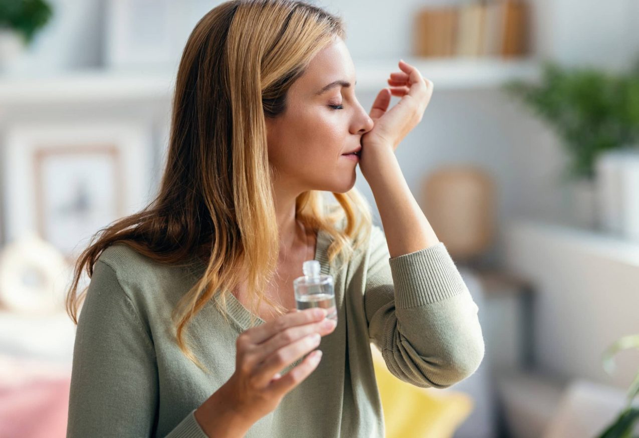 spotgoedkope parfums: vrouw ruikt aan haar pols