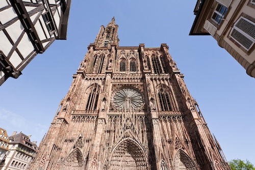 Frankrijk, Elzas, Straatsburg, Uitzicht op Notre Dame kathedraal met kozijnhuizen