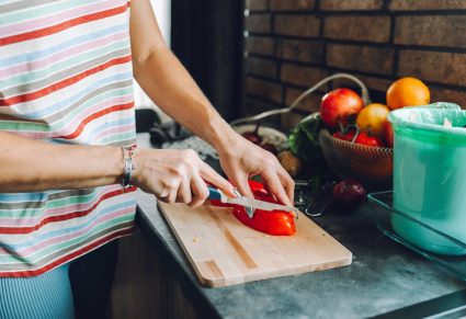 Vrouw Bereidt Het Meest Populaire Vegetarische Recept In Haar Keuken