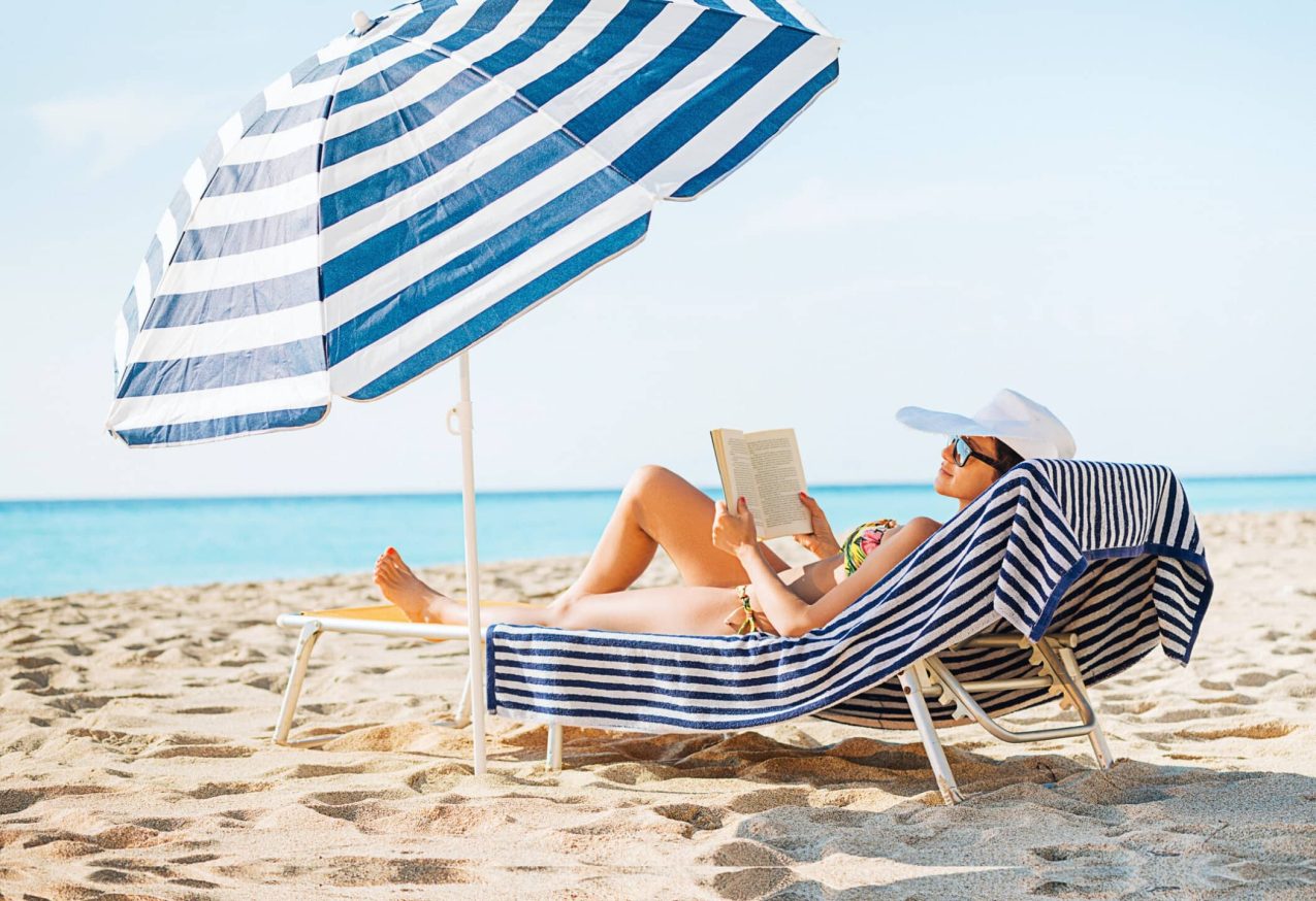 Vrouw Leest Vakantiethrillers Op Strand