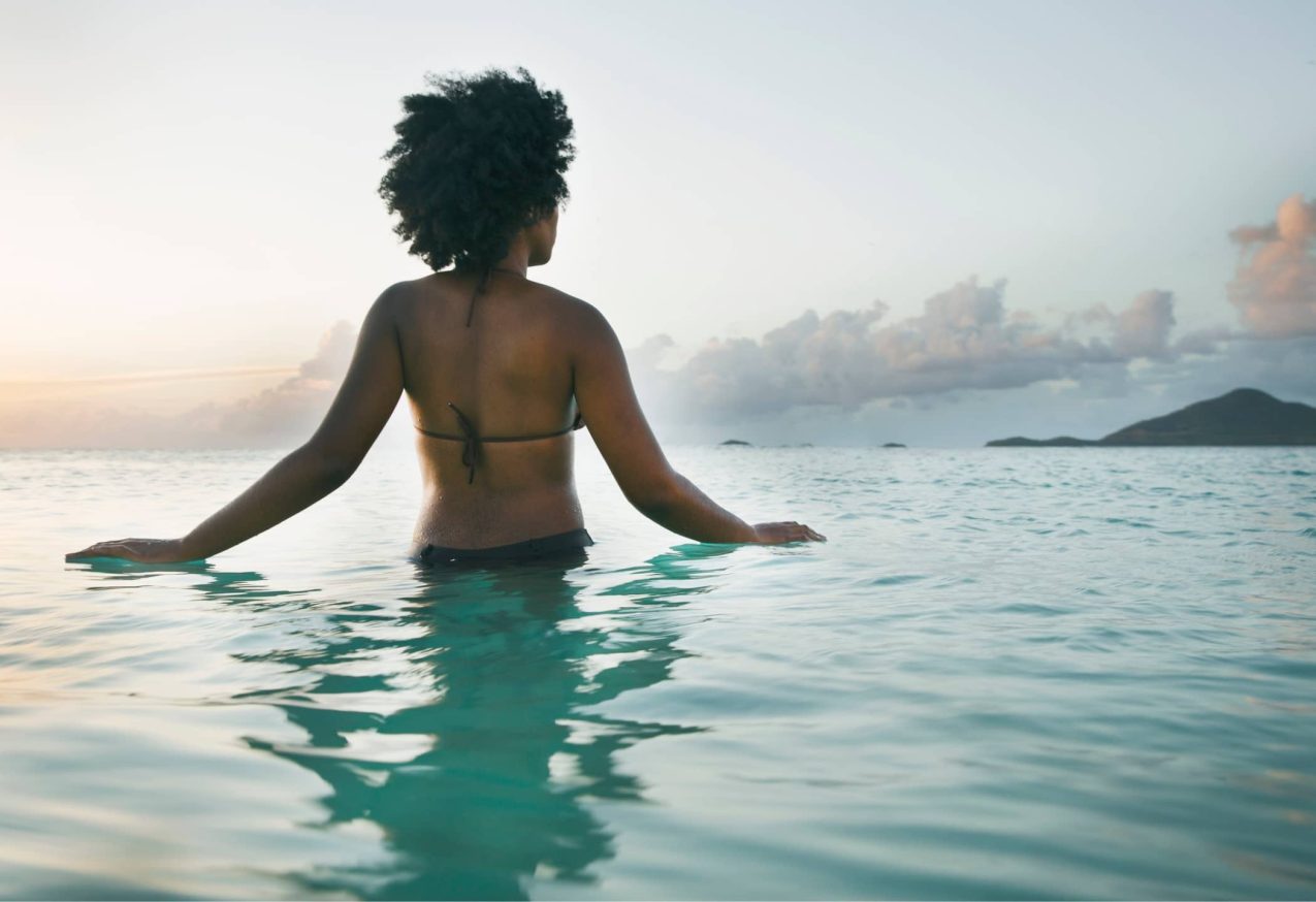 Menstruatie Zwemkleding: vrouw met zwarte bikini aan in zee