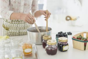 pruimenjam recept: vrouw maakt jam in keuken