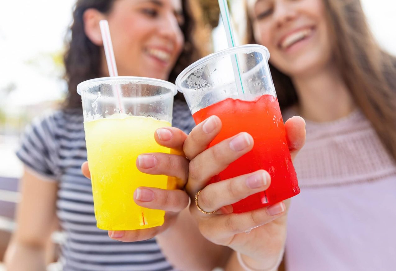 twee vrouwen die slushy drinken