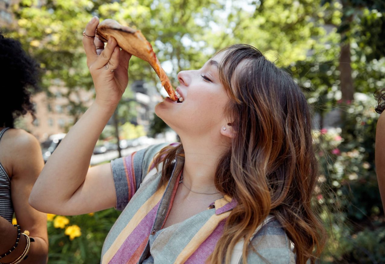 Vrouw Eet Zelfgemaakte Pizza