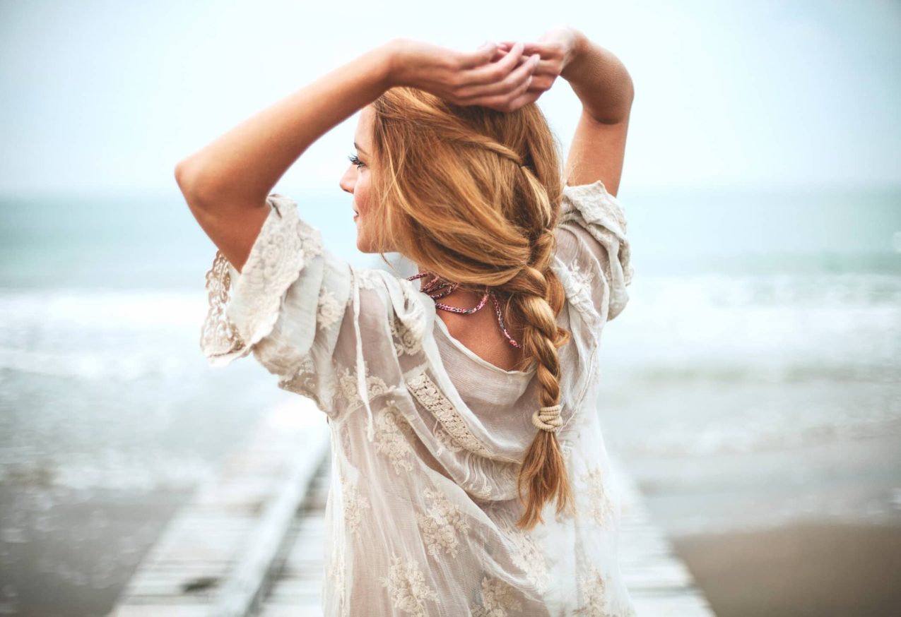 vrouw op strand in Bohemian Muse kleding