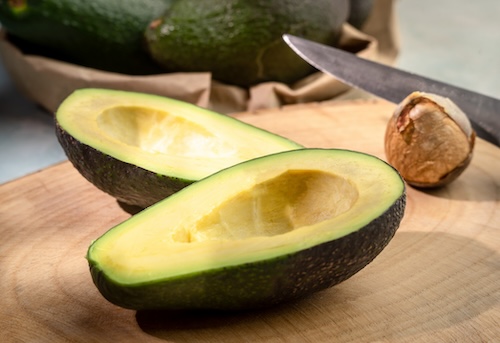 recepten voor warm weer: avocado op snijplank