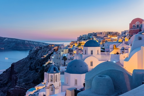 Griekse eilanden, Santorini: Schemering, huizen en kerken na zonsondergang