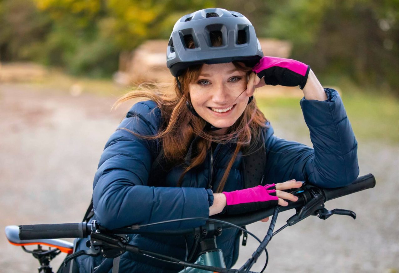 Vrolijke Vrouw Op Elektrische Fiets