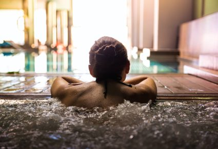 Wellness Uitjes: vrouw in hottub