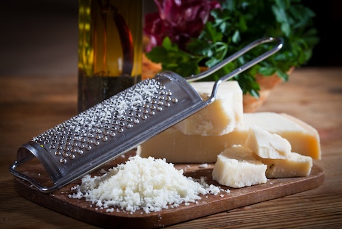 parmezaanse kaas raspen voor de pasta carbonara