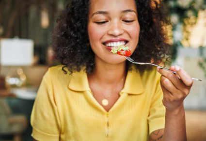 Vrouw Eet Salade met zelfgemaakte dressing