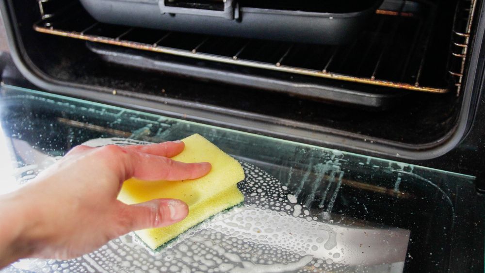 Zó maak je de oven schoon met een vaatwastablet