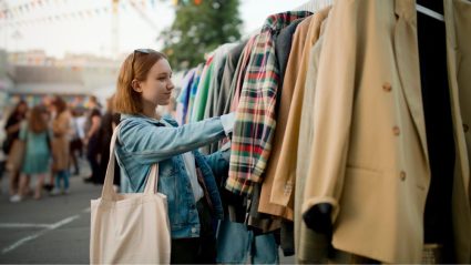 Tweedehands kleding gekocht? Zo krijg je de muffe geur eruit