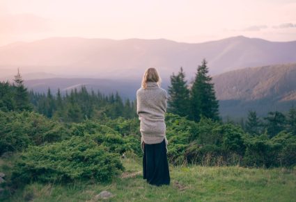 Avontuurlijke Bestemmingen: Vrouw in deken gewikkeld in het Karpatengebergte