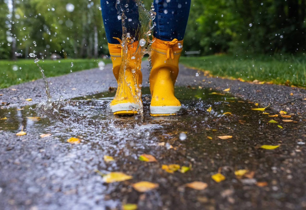 Elektrische Schoenendroger: gele regenlaarzen in de regen