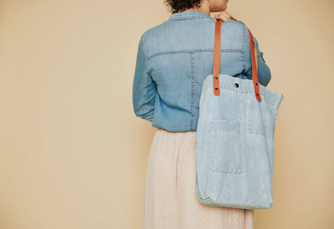 Gereclycled Materiaal: vrouw met denim schoudertas