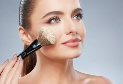 Goedkope Bronzers: mooie vrouw met make up borstel