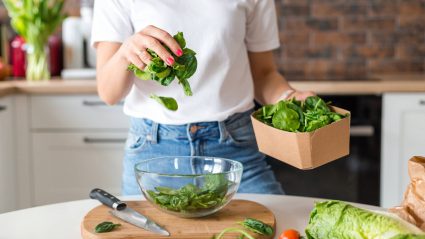 Herfstsalades: vrouw maakt salade