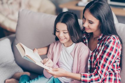 Kinderboekenweek Eigenwijs: moeder leest voor aan dochter