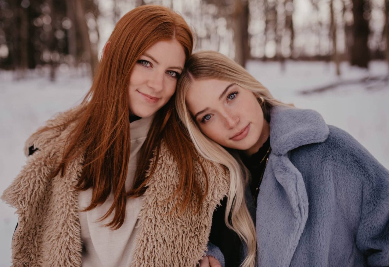 Oversized Truien: 2 mooie vrouwen in de sneeuw