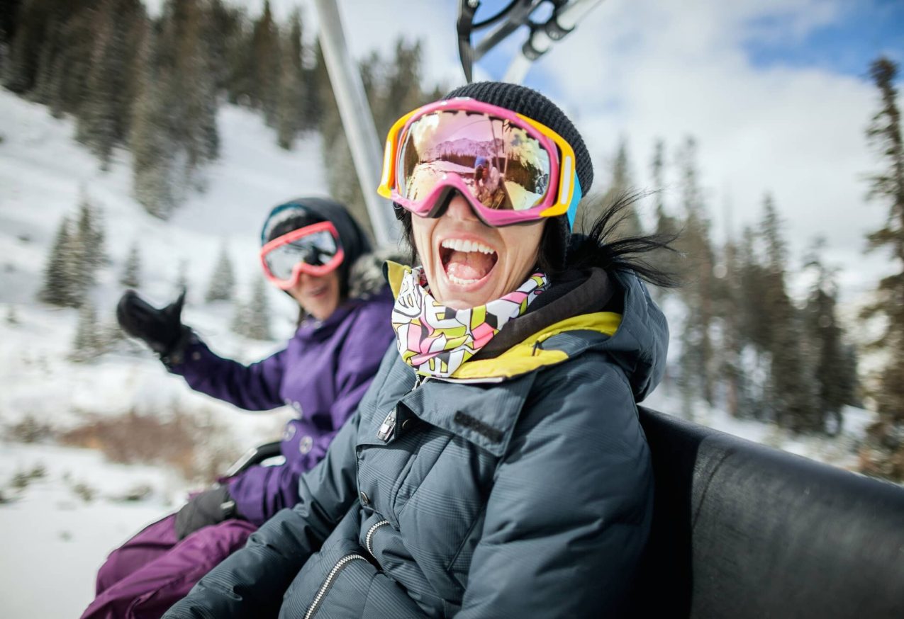 Skivakantie: Meisjes lachen en hebben plezier op een stoeltjeslift