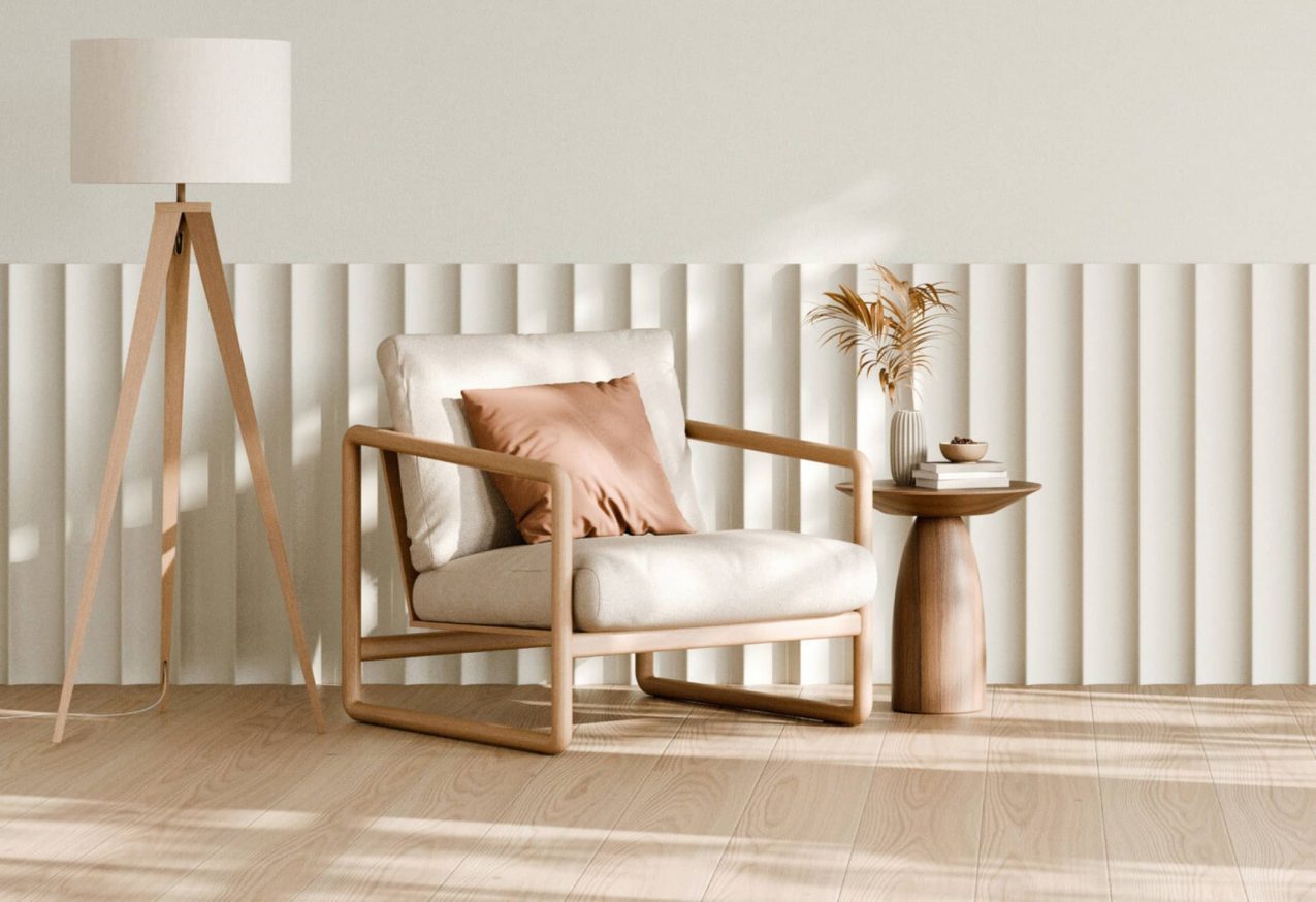 Bijzettafels: Een moderne minimalistische woonkamer met een houten fauteuil met kussens, een houten bijzettafel met gedroogde bloemen en een driepootlamp tegen een geribbeld wandpaneel.