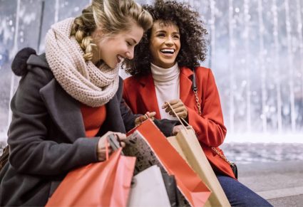 Donkerroze Trui Van Hema: 2 jonge vrouwen winkelen