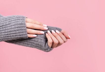 Gel Nagellak Set Action: mooie handen met gelnagels en roze achtergrond