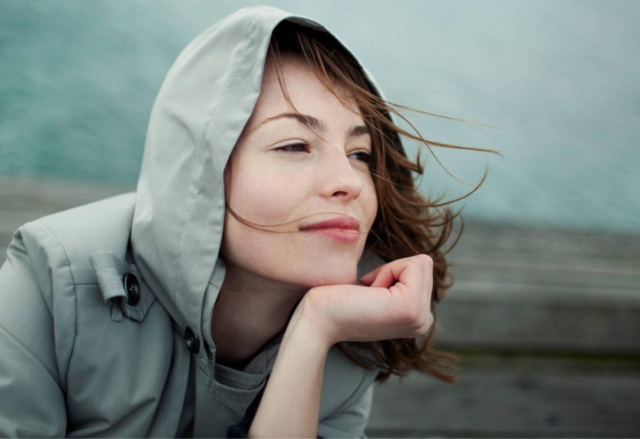 Gevoerde Regenjas Zeeman: mooie vrouw met regenjas aan