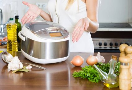 Slowcookers: vrouw in keuken die kookt met slowcooker