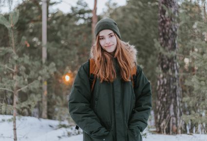 Vrouw In Bos Met Donkergroene Jas