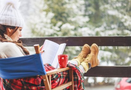 Vrouw Leest Boek Met Spanning