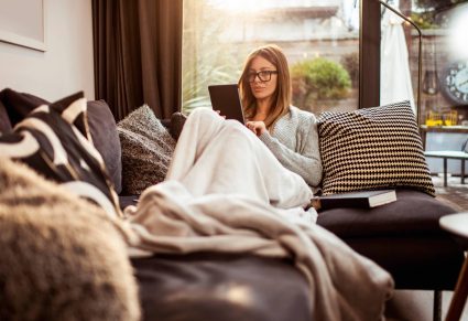 Vrouw Met E-Reader Op Bank