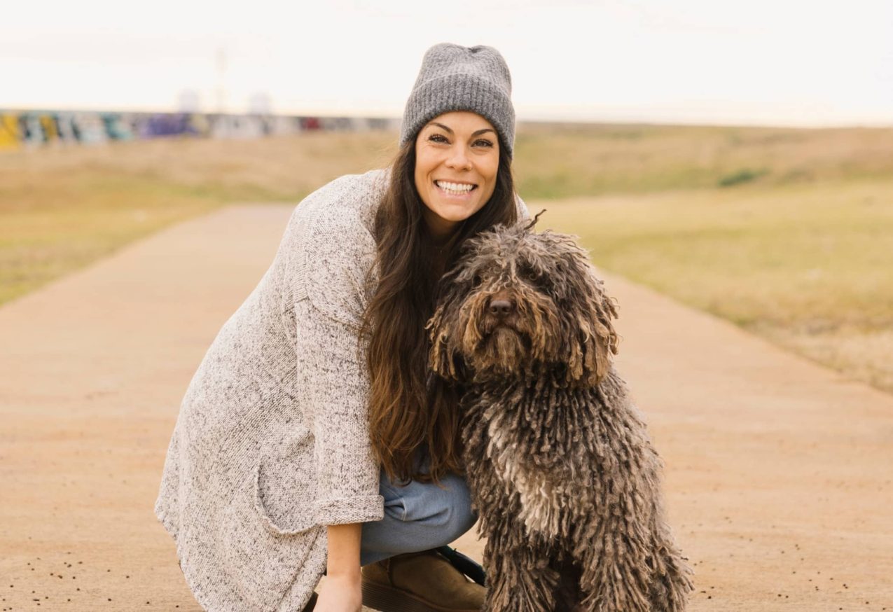 Wandelroutines: mooie vrouw met haar hond in het park